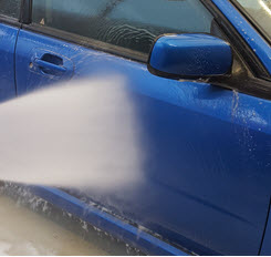 Auto wassen met water