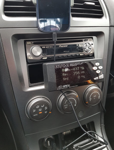 12V autolader in auto