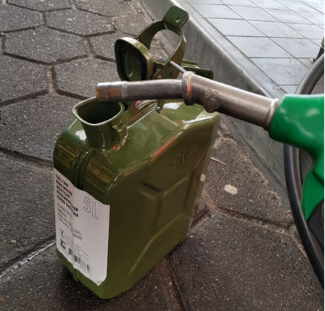 benzine jerrycan bijvullen
