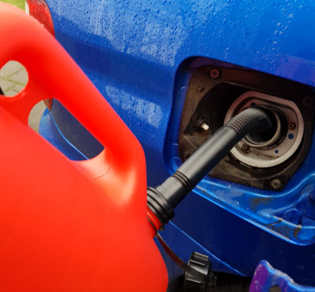 Benzine uit jerrycan schenken