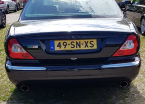 auto met dubbele uitlaten