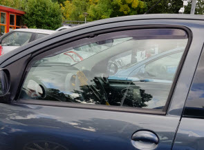 zijwindscherm op auto