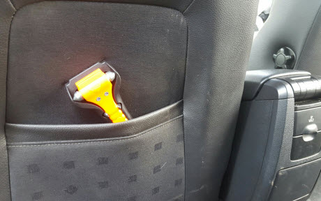 lifehammer bevestigen in auto