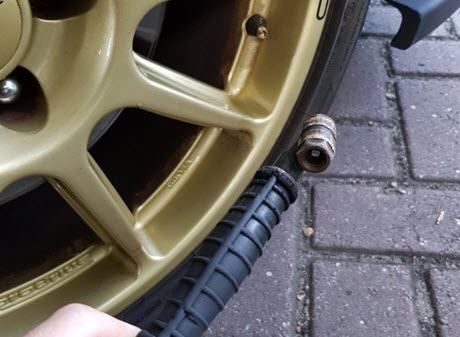 lucht bijvullen autoband