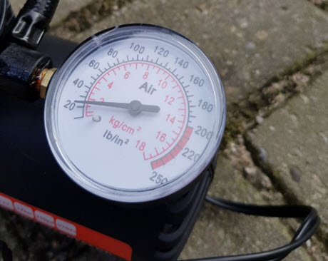 manometer op autobandenpomp