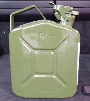 groene metalen jerrycan
