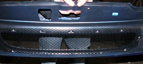 racegaas in grille bevestigen