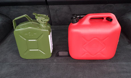 stalen jerrycans en plastic jerrycans