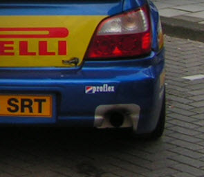 blauwe vlam uit uitlaat