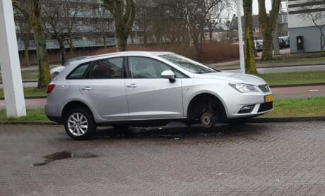 velgen van auto gestolen