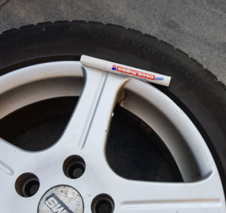 Voorvoegsel Mok Ervaren persoon Bandenverf: accentueer letters of logo's of het loopvlak met een bandenmarker. Voorvoegsel Mok Ervaren persoon Bandenverf: accentueer letters of logo's of het loopvlak met een bandenmarker.