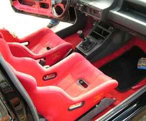 kuipstoel in sportauto